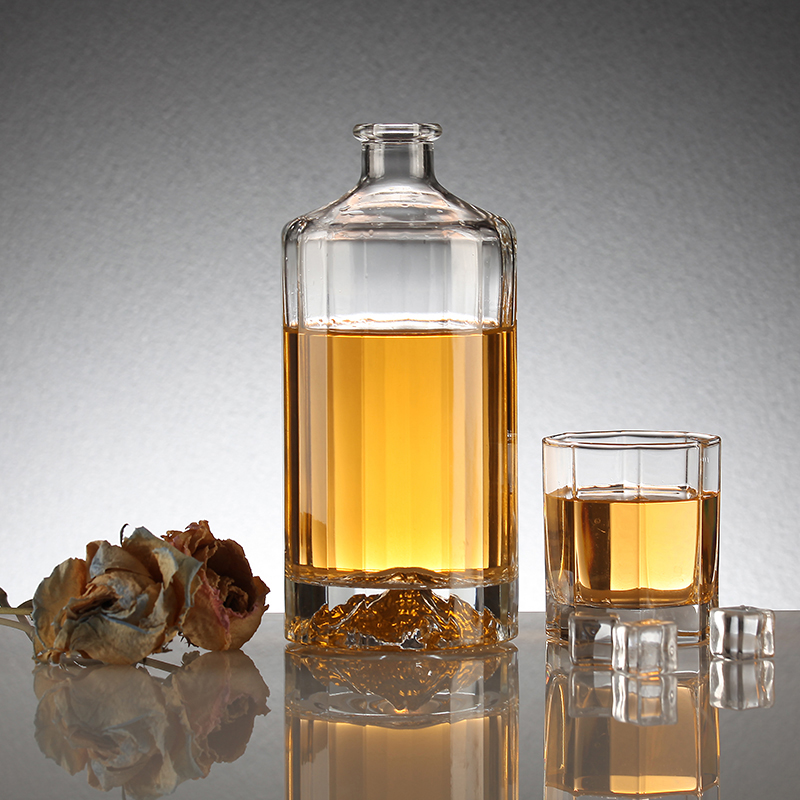 China Transparent Whiskey Bottle Production